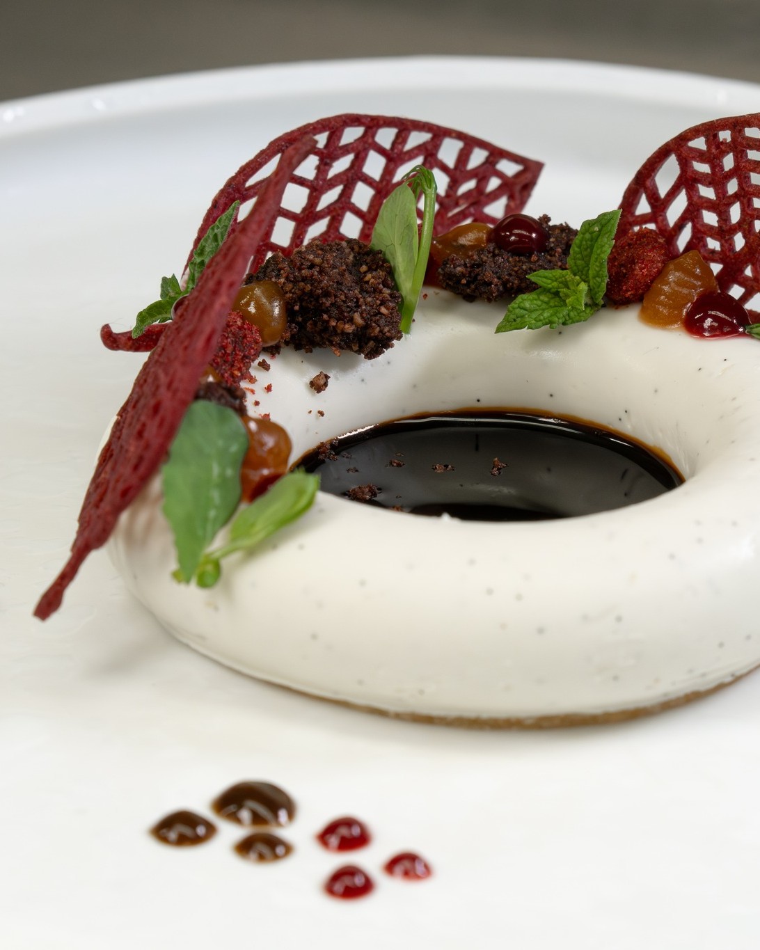 Dessert cremoso con decorazioni